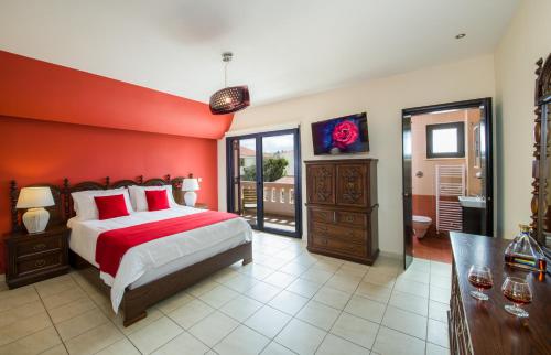 Ліжко або ліжка в номері Manolia Dream Apartment 3-bedrooms 30m to the beach