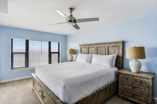 1 dormitorio con 1 cama y ventilador de techo en Mooring, en Ocean City