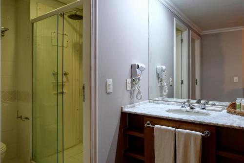 A bathroom at Roomo Bela Cintra Residencial