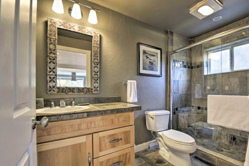 A bathroom at Designer Apartment Less Than 1 Mile to Downtown San Rafael