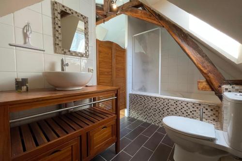 y baño con lavabo, aseo y bañera. en Town house in the heart of the Cher Valley near Amboise, en Bléré