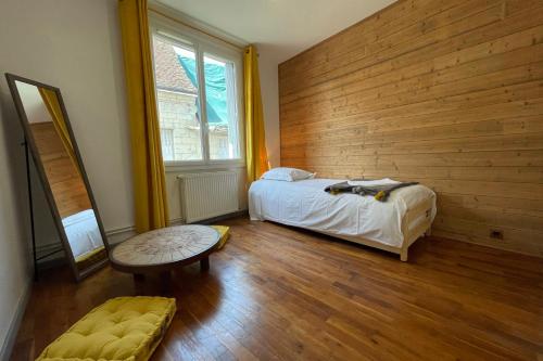 Un pat sau paturi într-o cameră la Town house in the heart of the Cher Valley near Amboise