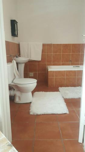 łazienka z toaletą, umywalką i wanną w obiekcie Lime Court One w mieście Pretoria