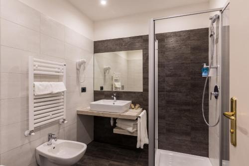 bagno con lavandino e doccia di Brione Green Resort a Riva del Garda