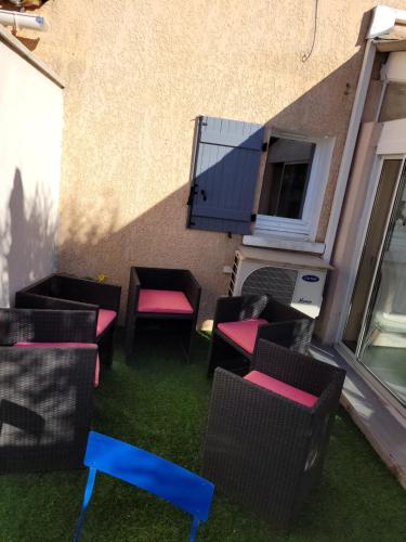 d'une terrasse avec des chaises et des tables ainsi que d'un balcon. dans l'établissement LE MIRABILIS, à La Motte