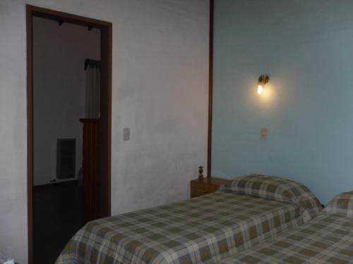 Een bed of bedden in een kamer bij Hosteria Rural Piedra y Camino