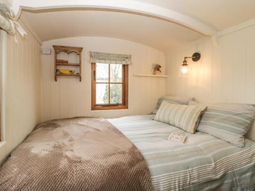 Keets at Middle Acre في دورتشستر: غرفة صغيرة بها سرير ونافذة