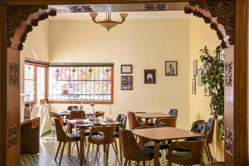 un restaurante con mesas y sillas y una ventana en HOTEL CASA CONSTANZA en San Luis Potosí