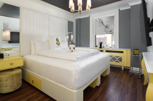 מיטה או מיטות בחדר ב-Staypineapple, A Delightful Hotel, South End