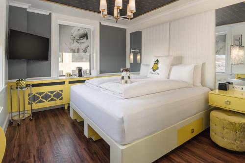 Staypineapple, A Delightful Hotel, South End Image