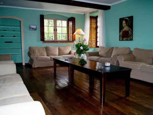 ein Wohnzimmer mit einem Sofa und einem Couchtisch in der Unterkunft Lavish Holiday Home in Forri res with Sauna in Lesterny