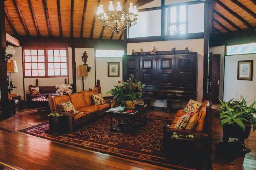 a living room filled with furniture and a chandelier at Pousada Pedra Azul in Pedra Azul