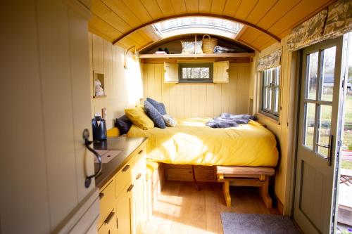 Tempat tidur dalam kamar di Little Plovers Shepherd Hut