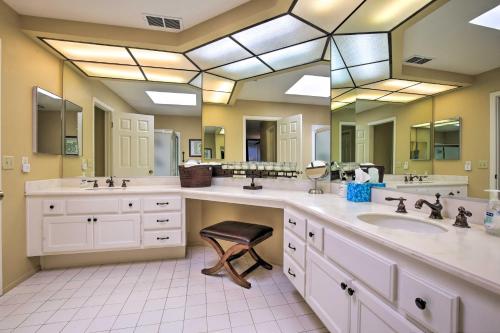Bathroom sa Heart of Palm Desert Resort Condo by Palm Springs!