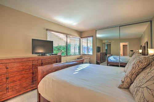 Schlafzimmer mit einem Bett und einem Flachbild-TV in der Unterkunft Palm Desert Resort Condo with Patio and Pool Access! in Palm Desert