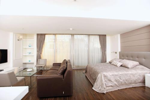 伊斯坦堡的住宿－佩拉住宅酒店，一间卧室配有一张床和一张沙发