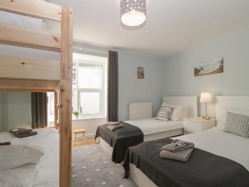 En eller flere senge i et værelse på Spring Rose Cottage