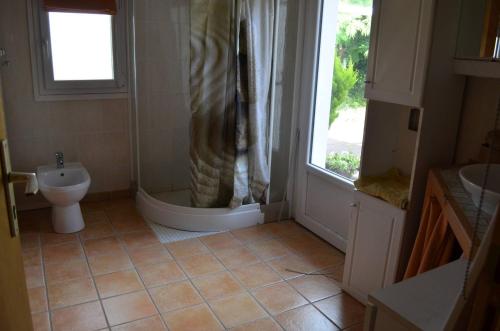 Saint-Antoine-de-BreuilhにあるChalet En Bord De Rivièreのバスルーム(シャワー、トイレ付)、窓が備わります。