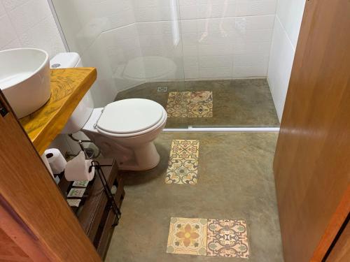 een badkamer met een toilet en een wastafel bij Chalés Roma in Santo Antônio do Pinhal