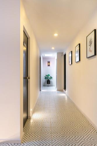 a hallway with a tile floor and a door at Casa Guillermina in Durango