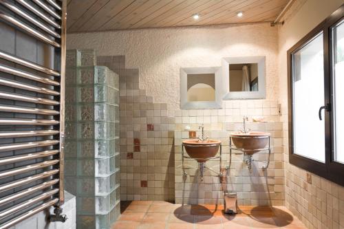 Villa Palmera, paradise near Barcelona, luxurious villa, comfortably sleeping 22にあるバスルーム