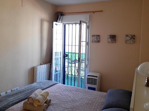 2 bedrooms appartement with balcony and wifi at Las Gabias tesisinde bir odada yatak veya yataklar