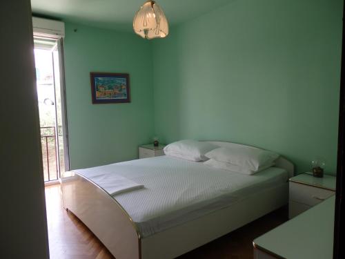 Holiday apartment with a balcony and sea view, just 300 metres from the beach