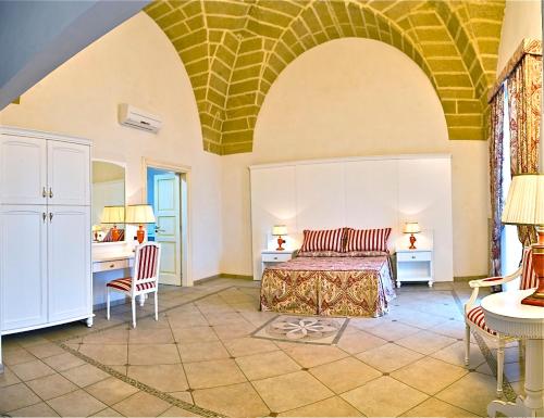 ガリポリにあるBeautiful property in the Heart of Gallipoliのベッドルーム1室(ベッド1台、テーブル、椅子付)