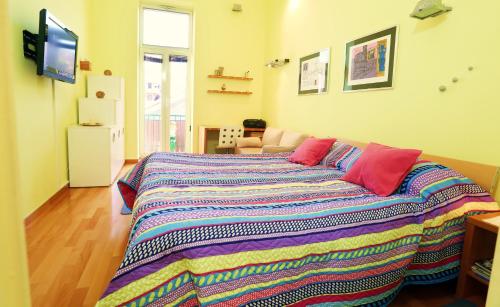 una camera da letto con un grande letto con una coperta colorata di Double bedroom apartment on great location with balcony!! a Spalato (Split)