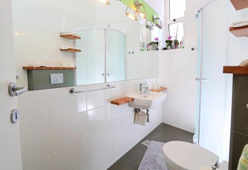bagno con doccia, lavandino e servizi igienici di Double bedroom apartment on great location with balcony!! a Spalato (Split)