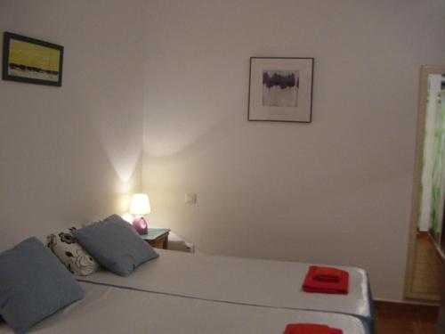 una camera da letto con un letto e un asciugamano rosso sopra di Lovely CottageAurora with Wi-fi and Private-pool a Corralejo