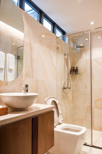 Koupelna v ubytování Signature Boutique Hotel