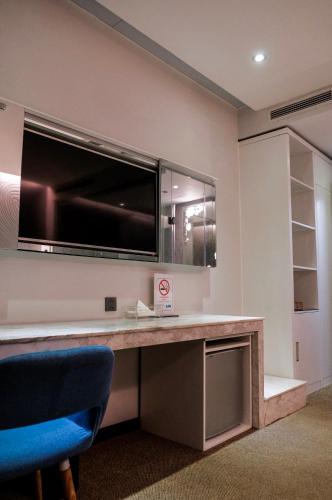 TV a/nebo společenská místnost v ubytování Signature Boutique Hotel