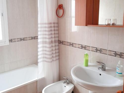 ein Bad mit einem Waschbecken, einem WC und einer Dusche in der Unterkunft 2 bedrooms appartement with balcony and wifi at Las Gabias in Las Gabias