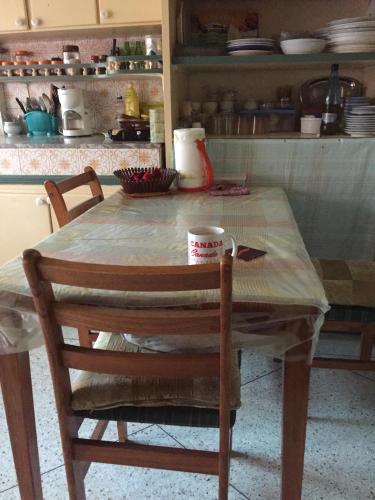 Η κουζίνα ή μικρή κουζίνα στο Property in a quiet area close to the train station and town