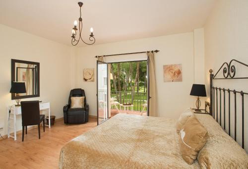 マルベーリャにあるSea view apt Puerto Banusのベッドルーム1室(ベッド1台、デスク、窓付)