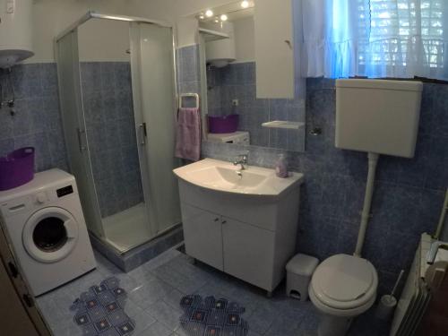 W łazience znajduje się umywalka, toaleta i prysznic. w obiekcie Antique apartment with balcony w mieście Stari Grad