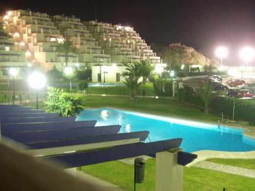 uma piscina em frente a um edifício à noite em 3 Bed Apartment to rent in Mojácar, Spain. em Mojácar