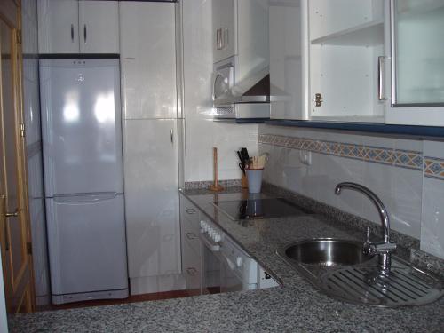 uma cozinha com um lavatório e um frigorífico em 3 Bed Apartment to rent in Mojácar, Spain. em Mojácar