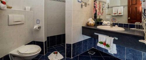 a bathroom with a toilet and a sink at Junior Suite in Puerto Plata at Lifestyle Holidays Vacation Club in San Felipe de Puerto Plata