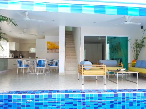 Fotografie z fotogalerie ubytování Cosy 3 Bedroom Duplex w/ Private Pool Near Beach! v destinaci Mae Nam