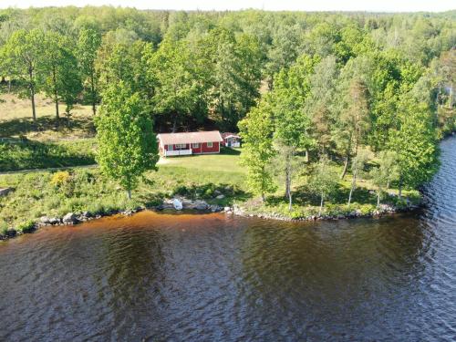 uma vista aérea de uma casa ao lado de um lago em Joarsbo, Stuga 1, Sjölyckan em Kalv