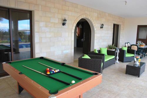 Imagem da galeria de Marlin Beach Front Luxury Villa - 4 Bedrooms em Ayia Marina