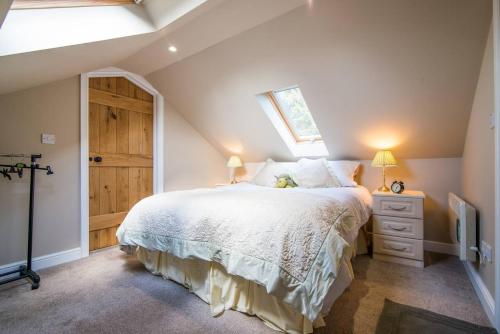 Un dormitorio con una gran cama blanca y una ventana en Picturesque Chester Abode With Free Wifi, en Chester