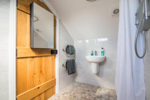 a bathroom with a sink and a shower with a mirror at Picturesque Chester Abode With Free Wifi in Chester