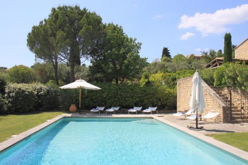 Fabulous bastide in Gordes overlooking the Lubéron - by feelluxuryholidaysの敷地内または近くにあるプール