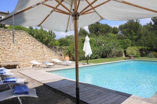 Fabulous bastide in Gordes overlooking the Lubéron - by feelluxuryholidaysの敷地内または近くにあるプール