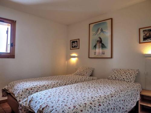 een slaapkamer met een bed en een foto aan de muur bij Chalet Chamois in Landry
