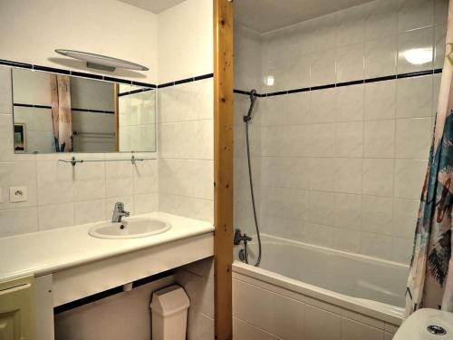 een badkamer met een wastafel en een douche bij Chalet Chamois in Landry