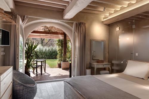 una camera con letto e porta di accesso a un patio di Cuprena ad Arezzo